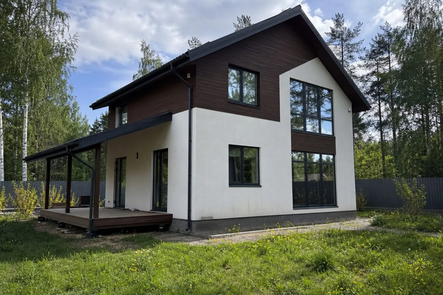 Двухэтажный СИП-дом площадью 164 м² с панорамными окнами